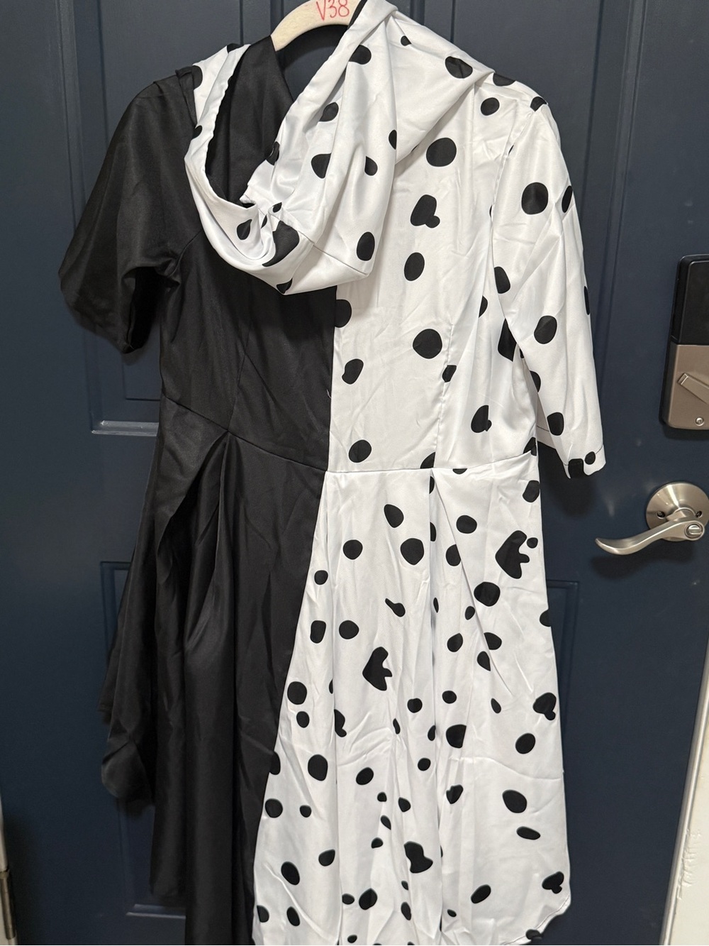 Cruella Devil Costume Size Medium - Picture 2 of 3